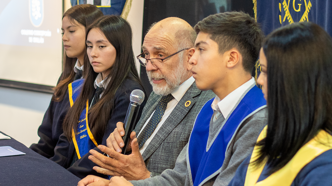 Gran Maestro dialoga con alumnos de grupo de colegios laicos en Chillán
