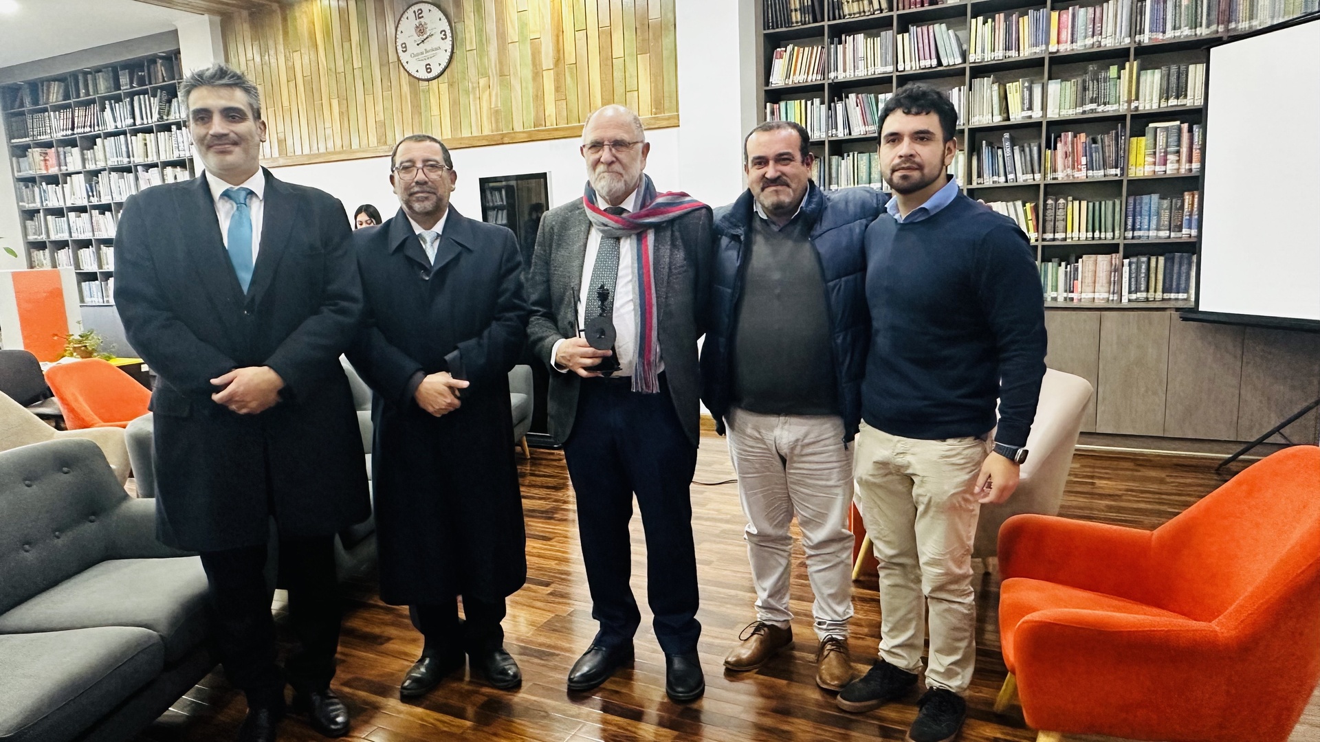 Gran Maestro Sebastián Jans Pérez conversa con jóvenes líderes y estudiantes de Lota