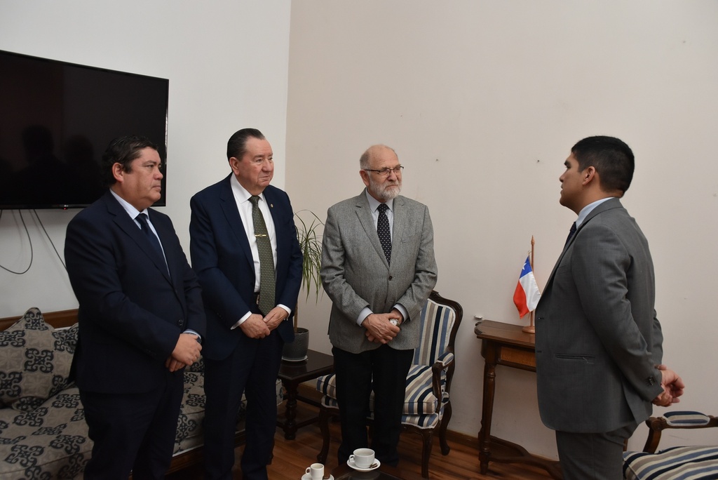 Alcalde de San Pedro de la Paz recibe a Gran Maestro