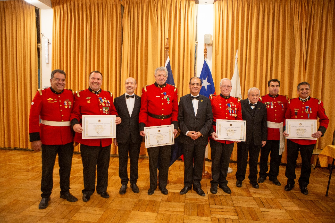 Rinden homenaje a voluntarios del Cuerpo de Bomberos de Ñuñoa con medalla "Germán Tenderini"