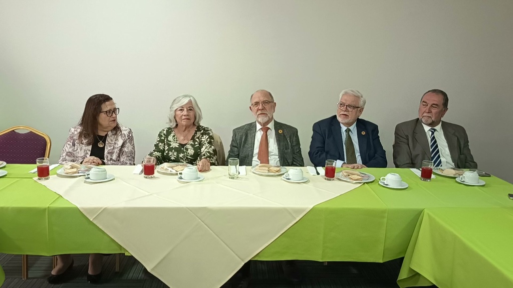 Gran Maestro se reúne con dirigentas de Centros Femeninos en Arica