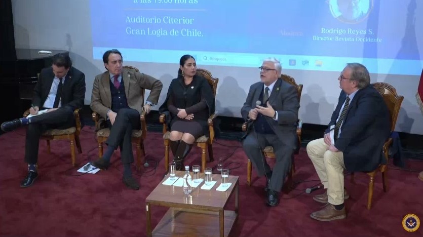 Panel reflexionó sobre un siglo de laicidad en Chile: avances, tensiones y deudas pendientes