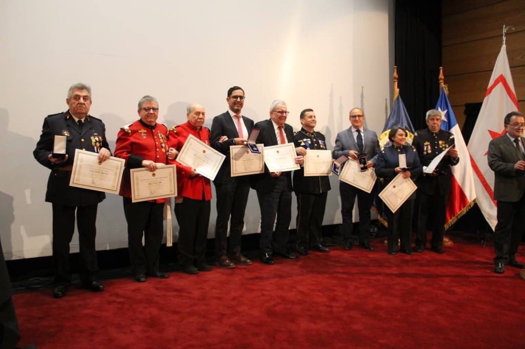 Entrega de Medalla Honorífica a voluntarios de Compañías del Cuerpo de Bomberos de Santiago