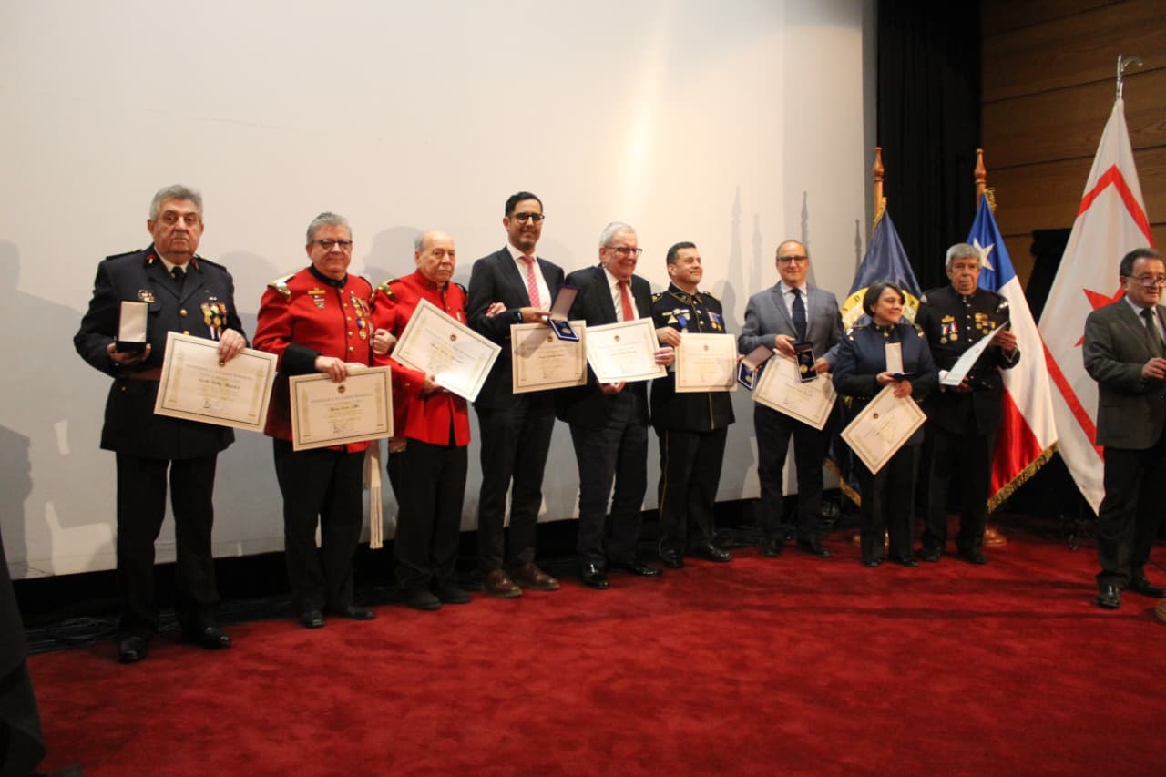 Entrega de Medalla Honorífica a voluntarios de Compañías del Cuerpo de Bomberos de Santiago