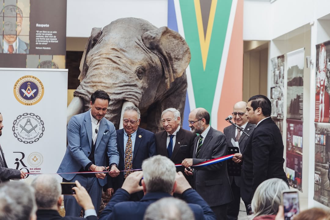 Gran Logia inaugura exposición Mandela en Puerto Montt