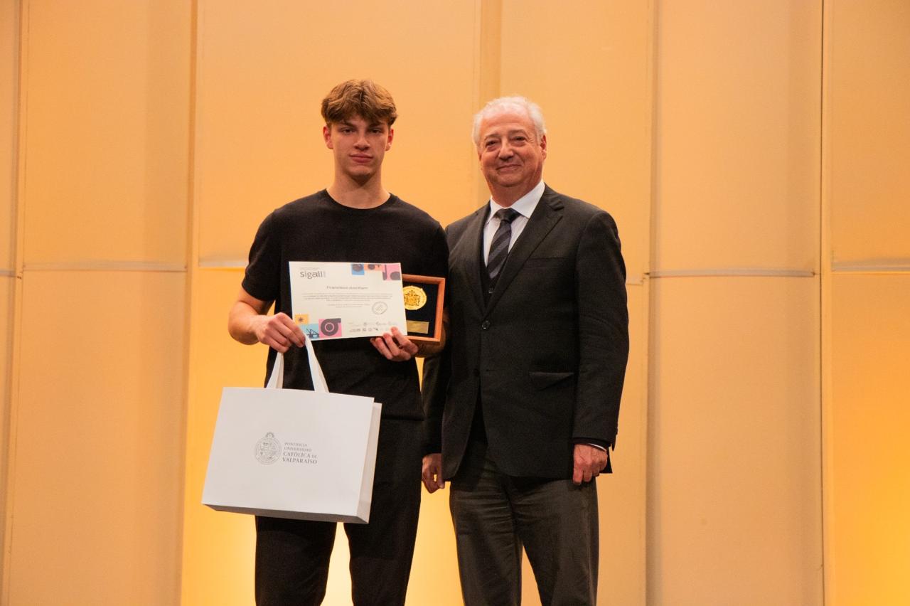 Gran Logia de Chile distinguió al mejor chileno clasificado en el Concurso “Dr. Luis Sigall”