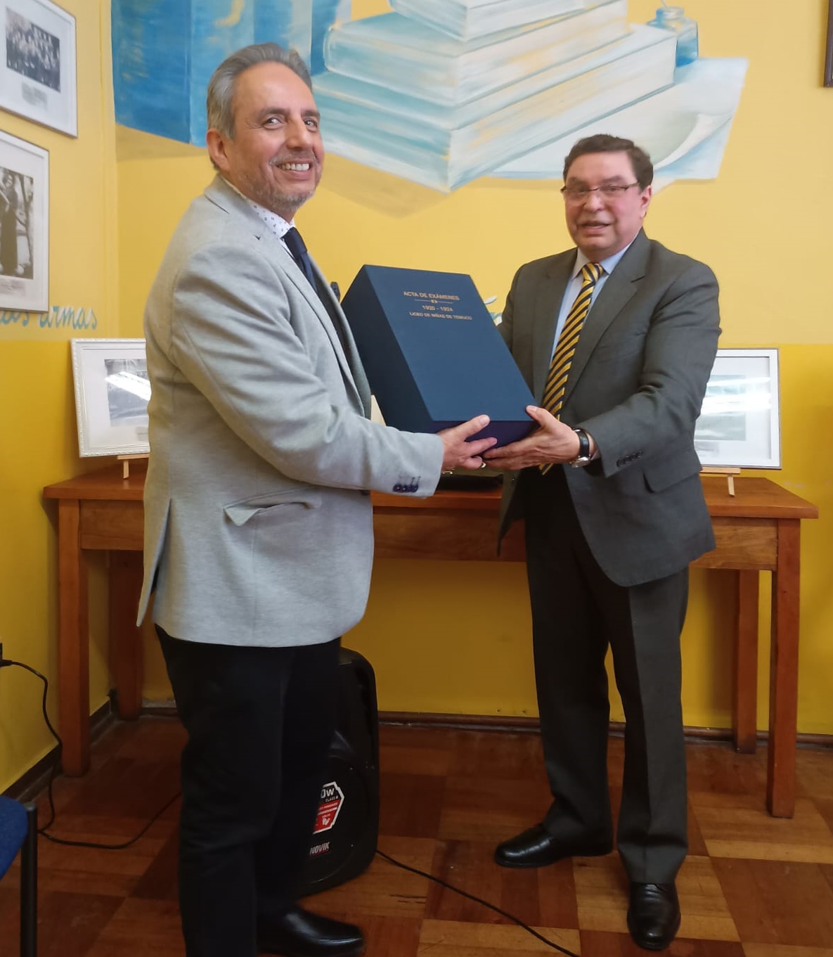 Liceo Gabriel Mistral de Temuco recibe libro de Actas de exámenes utilizado por Gabriela Mistral