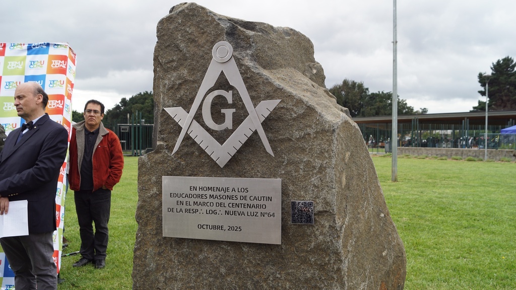 Inauguran monolito en Parque Isla Cautín en homenaje a educadores masones de Temuco