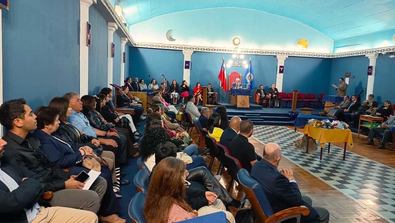 Logia Ariel entrega reconocimiento a profesor