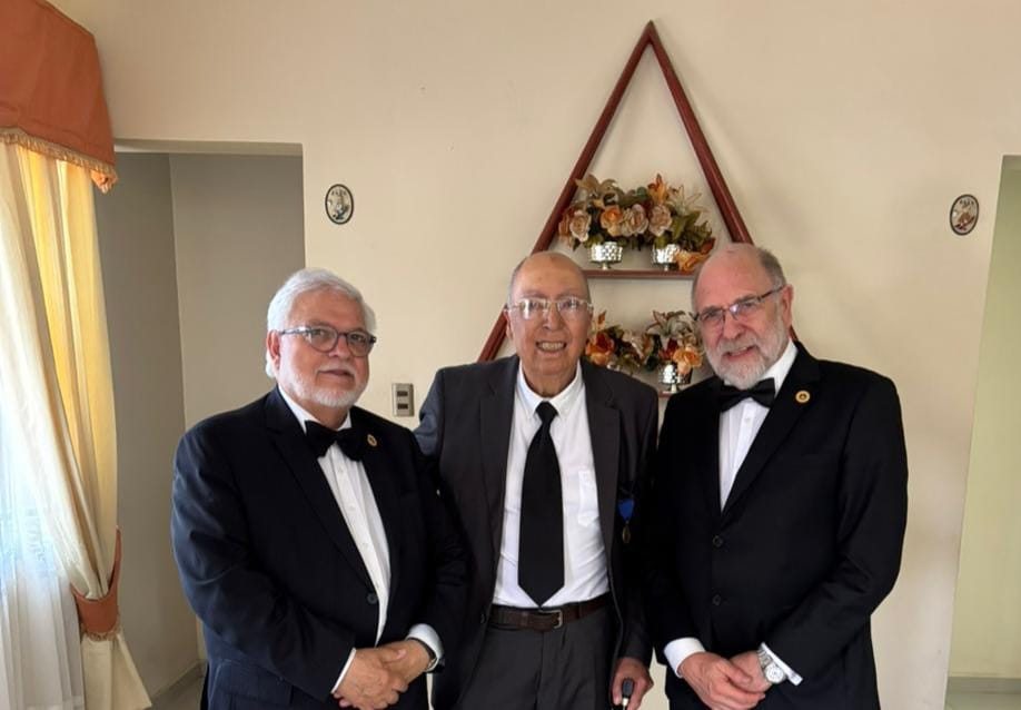 Escritor de Atacama recibe alta distinción de la Gran Logia de Chile