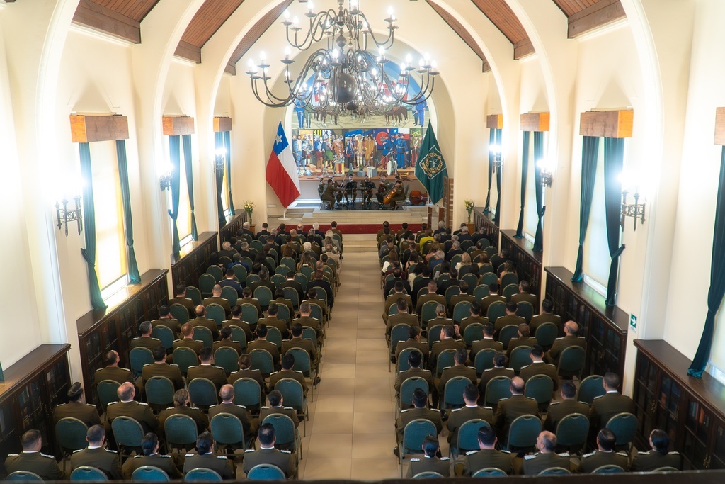 Gran Logia de Chile condecora a mejor alumno de la Academia de Ciencias Policiales
