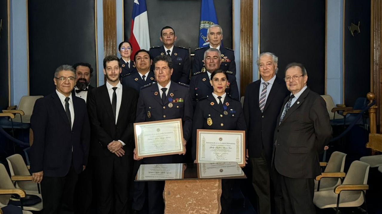 Homenaje a labor de Bomberos en la región de Valparaíso