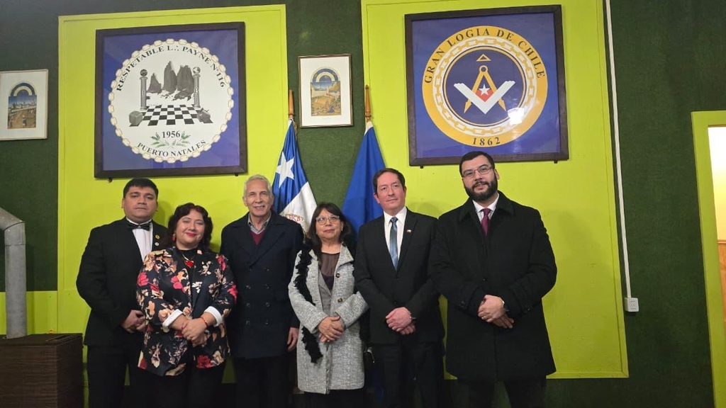 Logia Payne N°116 reconoció a funcionarios de Salud, Educación y Bomberos en Puerto Natales