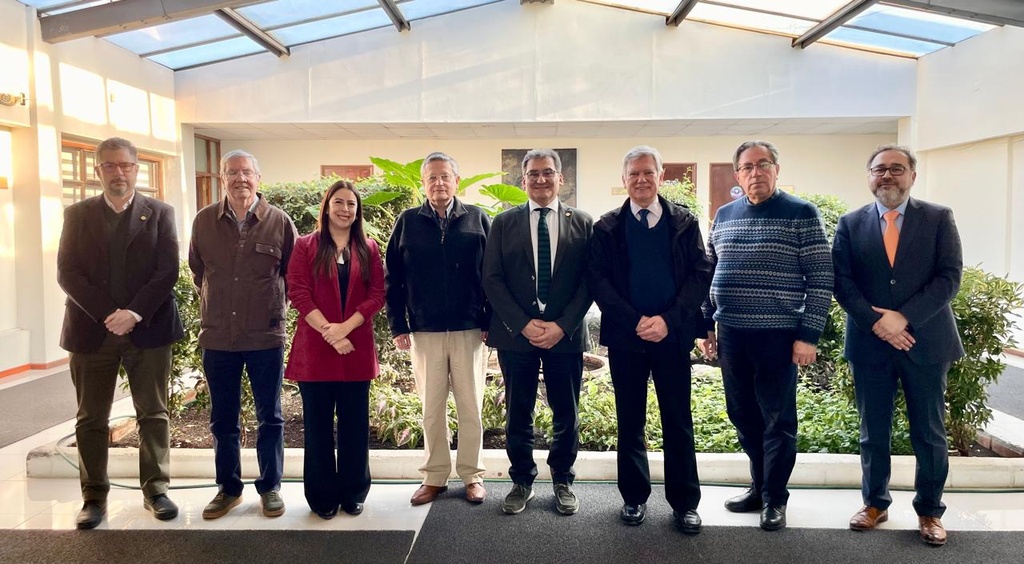 Gran Maestro se reúne con Rector de la U. de Magallanes en Punta Arenas