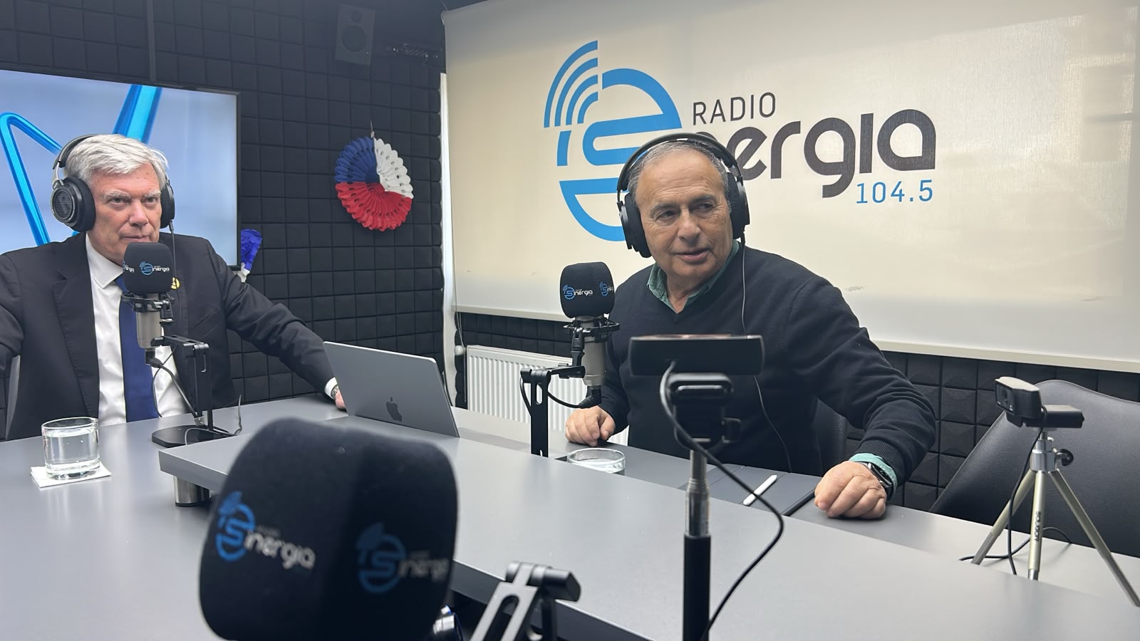 Gran Maestro de la Gran Logia de Chile aborda educación, diálogo e inteligencia artificial en entrevista en Radio Sinergia de Osorno