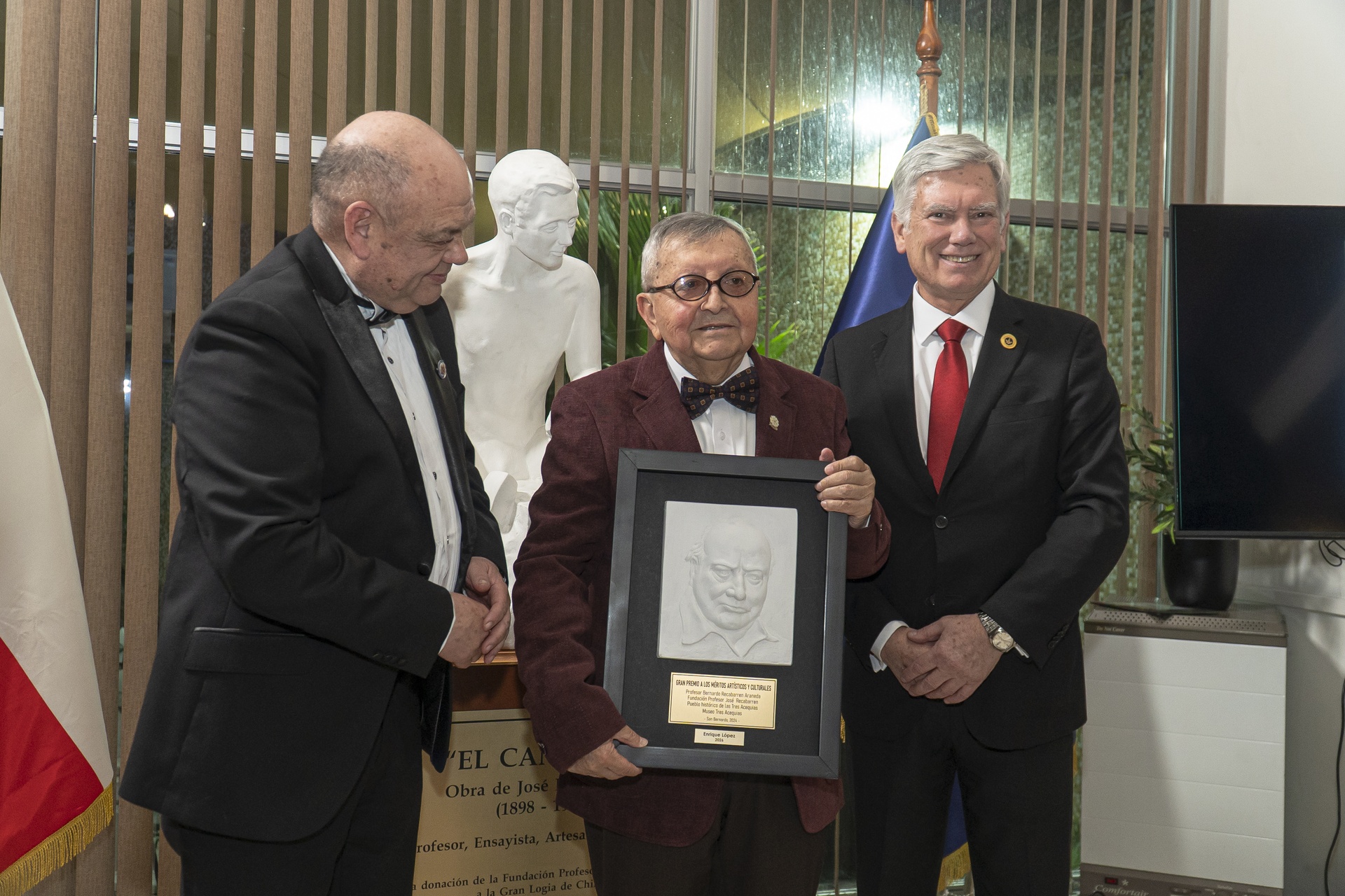 Profesor Enrique López Moreno recibe el Gran Premio Bernardo Recabarren