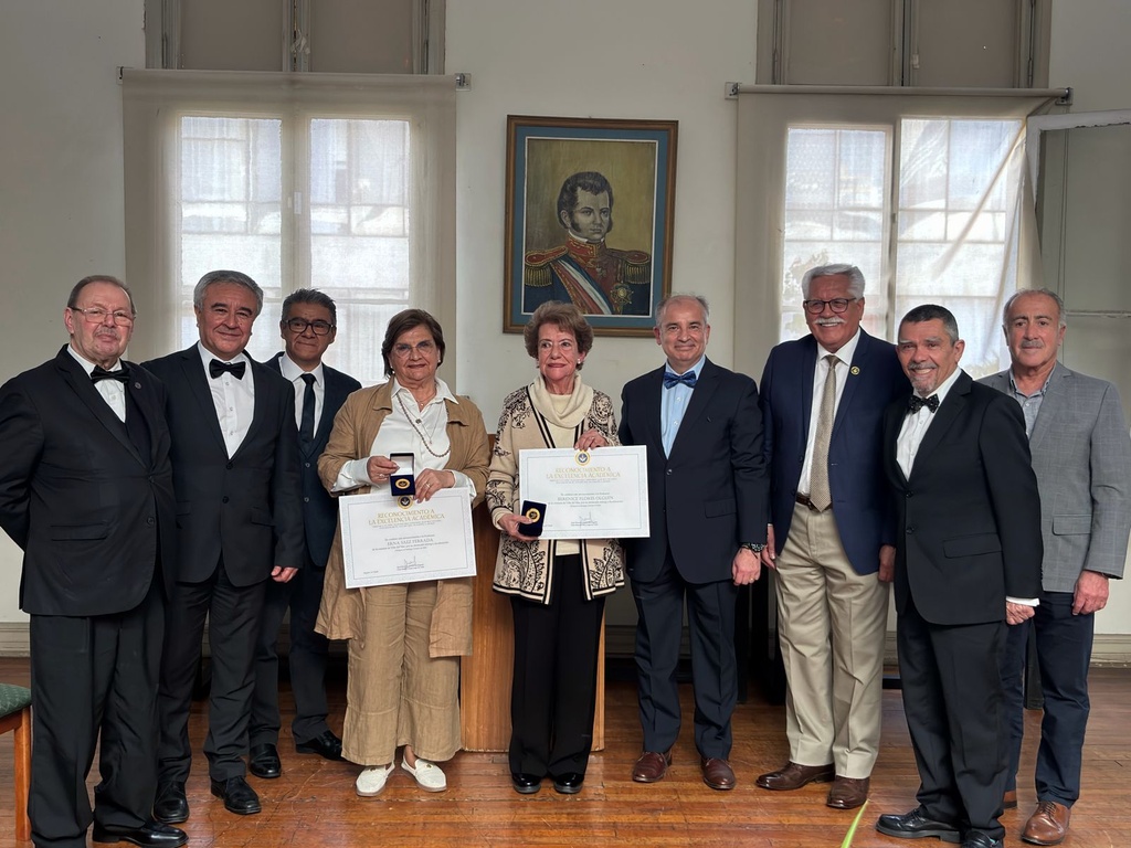 Entrega medallas Educador Eugenio González Rojas
